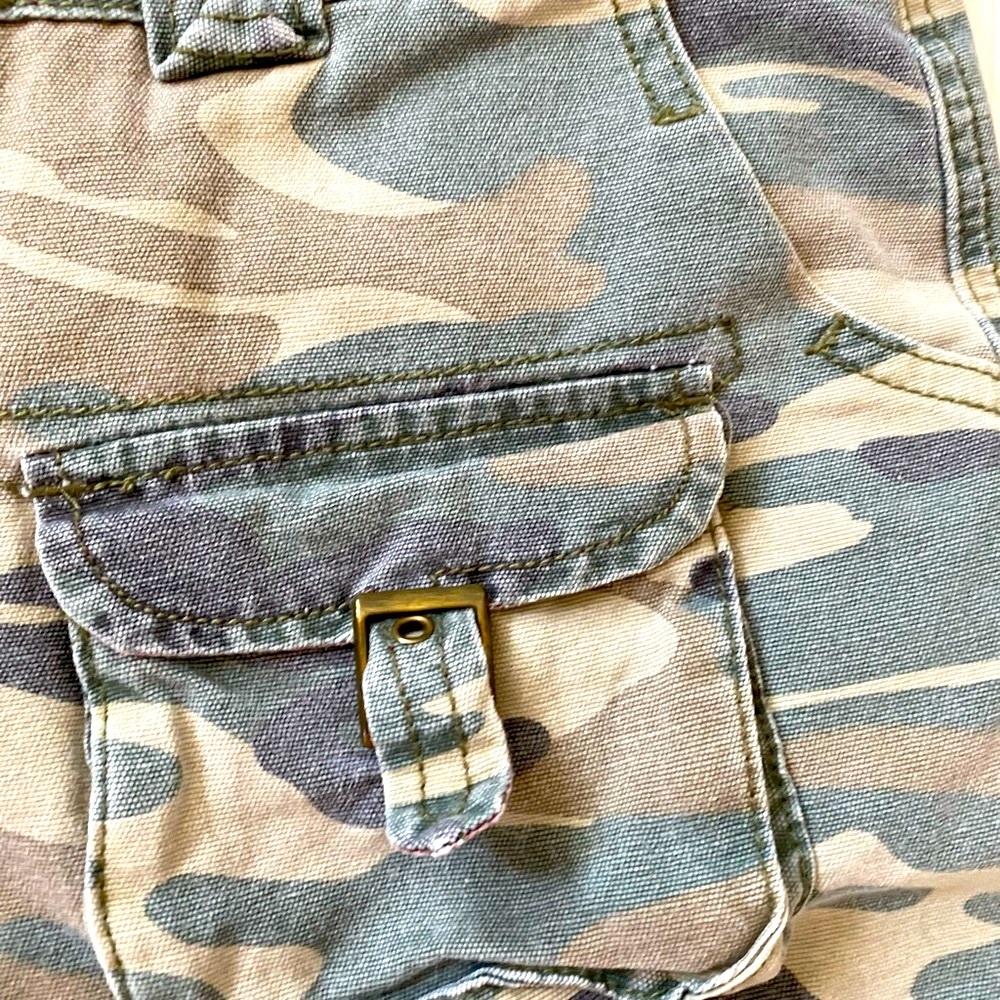 90’s Baggy Camo Pants - Picture 6 of 15